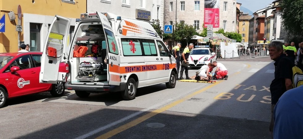 Investe una donna sulle strisce e scappa, le foto e le telecamere lo incastrano: ritirata la patente a un uomo